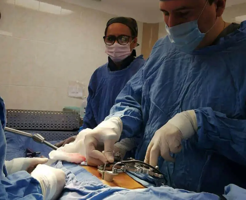 Traumatólogo atendiendo paciente